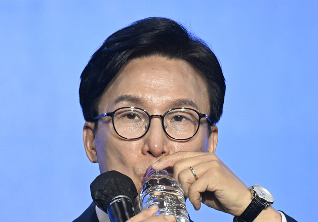 목 축이는 김민석 후보