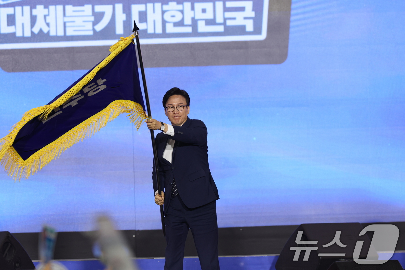 (대전=뉴스1) 황기선 기자 = 김민석 신임 더불어민주당 대표가 17일 오후 대전 유성구 DCC대전컨벤션센터에서 열린 '더불어민주당 제3차 정기전국당원대회'에서 당기를 흔들고 있다 …