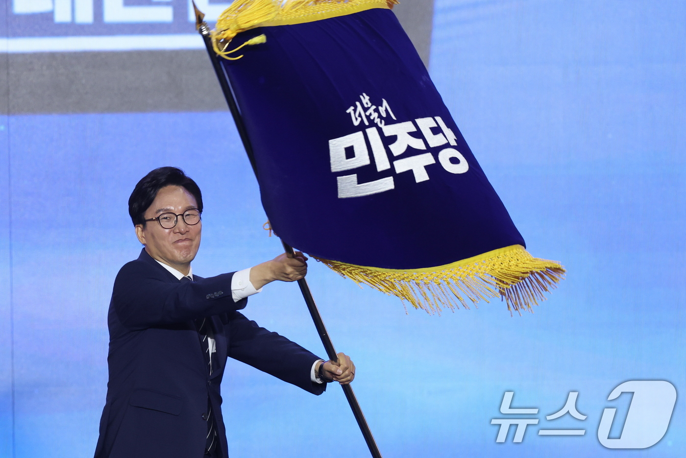 (대전=뉴스1) 황기선 기자 = 김민석 신임 더불어민주당 대표가 17일 오후 대전 유성구 DCC대전컨벤션센터에서 열린 '더불어민주당 제3차 정기전국당원대회'에서 당기를 흔들고 있다 …