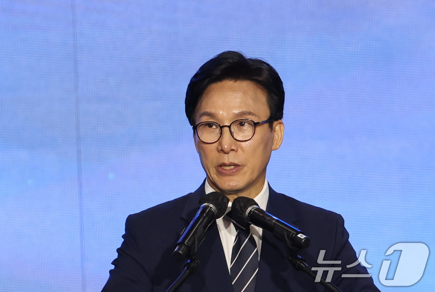 (대전=뉴스1) 황기선 기자 = 김민석 신임 더불어민주당 대표가 17일 오후 대전 유성구 DCC대전컨벤션센터에서 열린 '더불어민주당 제3차 정기전국당원대회'에서 수락연설을 하고 있 …
