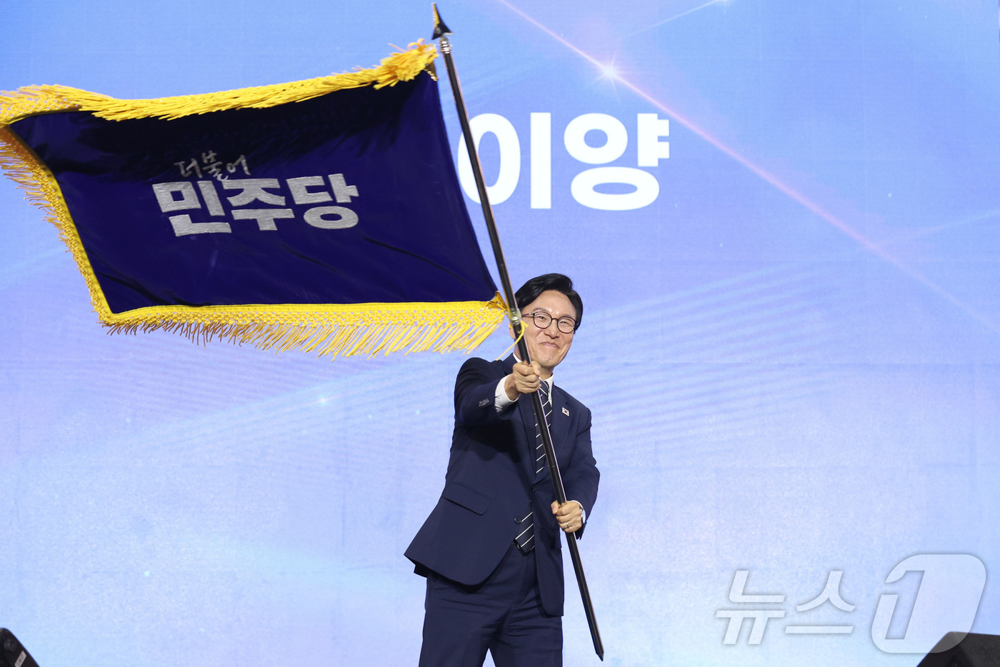 (대전=뉴스1) 황기선 기자 = 김민석 신임 더불어민주당 대표가 17일 오후 대전 유성구 DCC대전컨벤션센터에서 열린 '더불어민주당 제3차 정기전국당원대회'에서 당기를 흔들고 있다 …