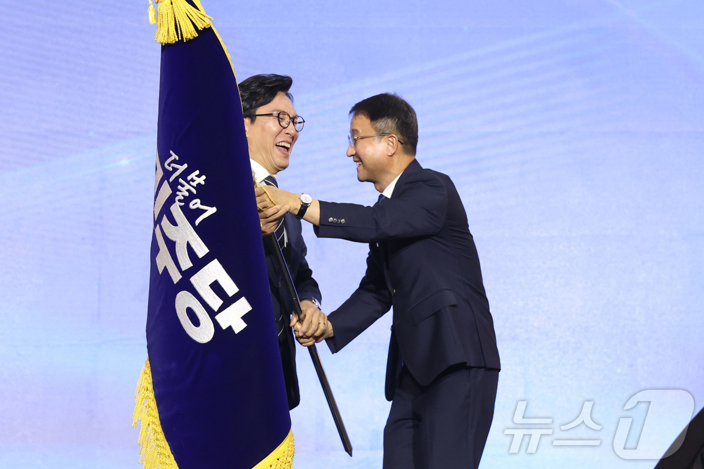 (대전=뉴스1) 황기선 기자 = 김민석 신임 더불어민주당 대표가 17일 오후 대전 유성구 DCC대전컨벤션센터에서 열린 '더불어민주당 제3차 정기전국당원대회'에서 당기를 건네받고 있 …
