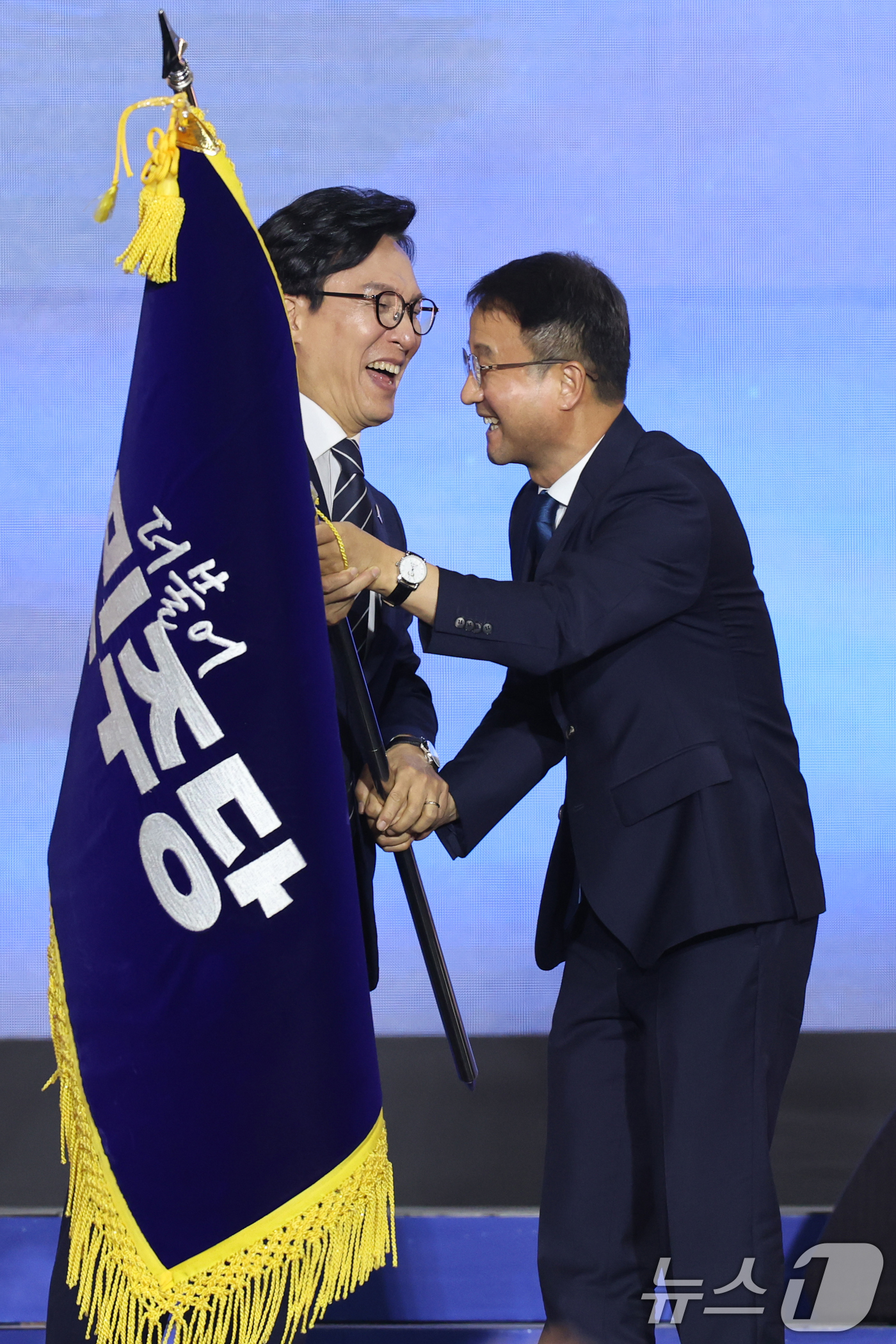 (대전=뉴스1) 황기선 기자 = 김민석 신임 더불어민주당 대표가 17일 오후 대전 유성구 DCC대전컨벤션센터에서 열린 '더불어민주당 제3차 정기전국당원대회'에서 한병도 원내대표에게 …