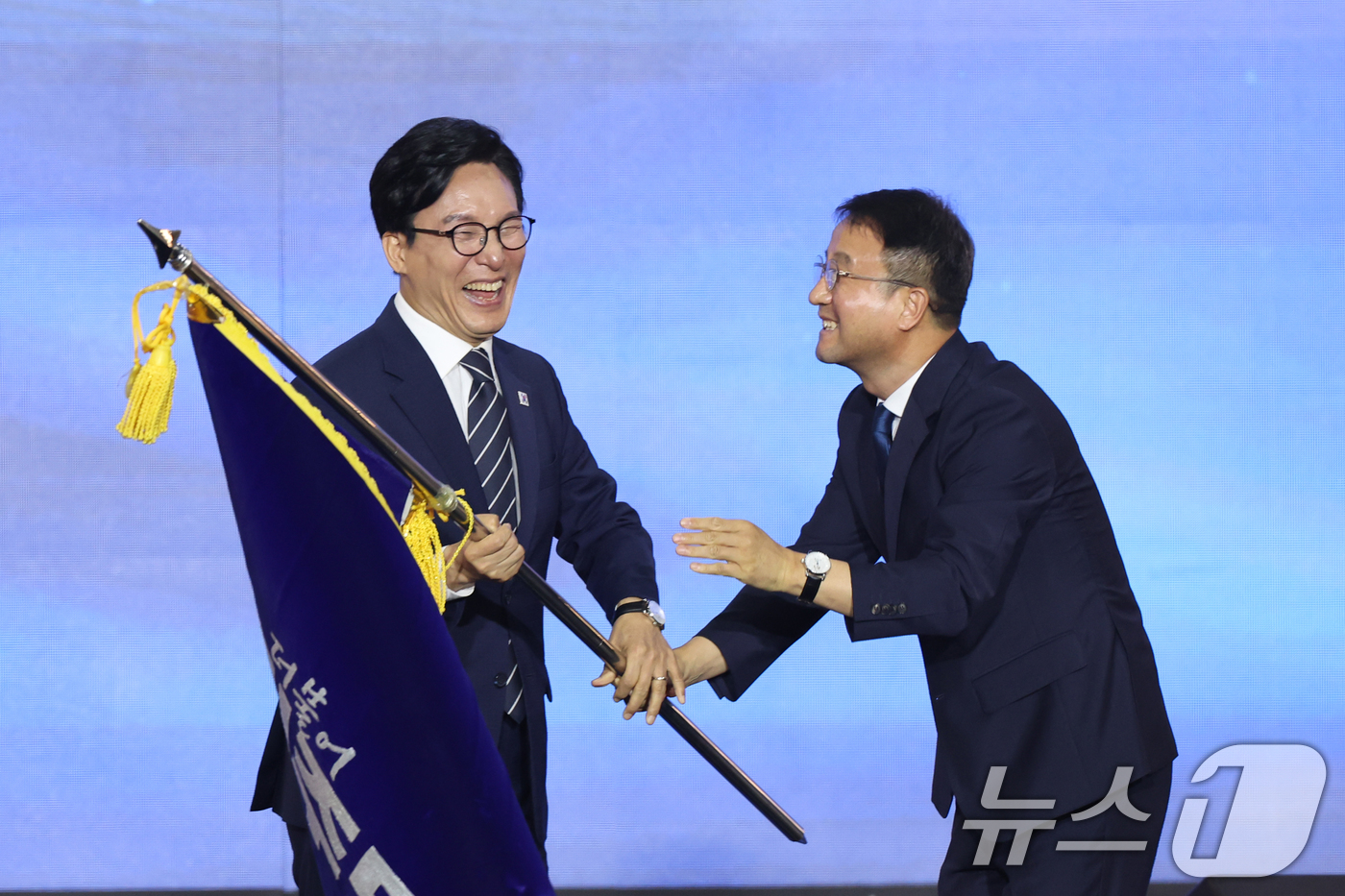(대전=뉴스1) 황기선 기자 = 김민석 신임 더불어민주당 대표가 17일 오후 대전 유성구 DCC대전컨벤션센터에서 열린 '더불어민주당 제3차 정기전국당원대회'에서 한병도 원내대표에게 …