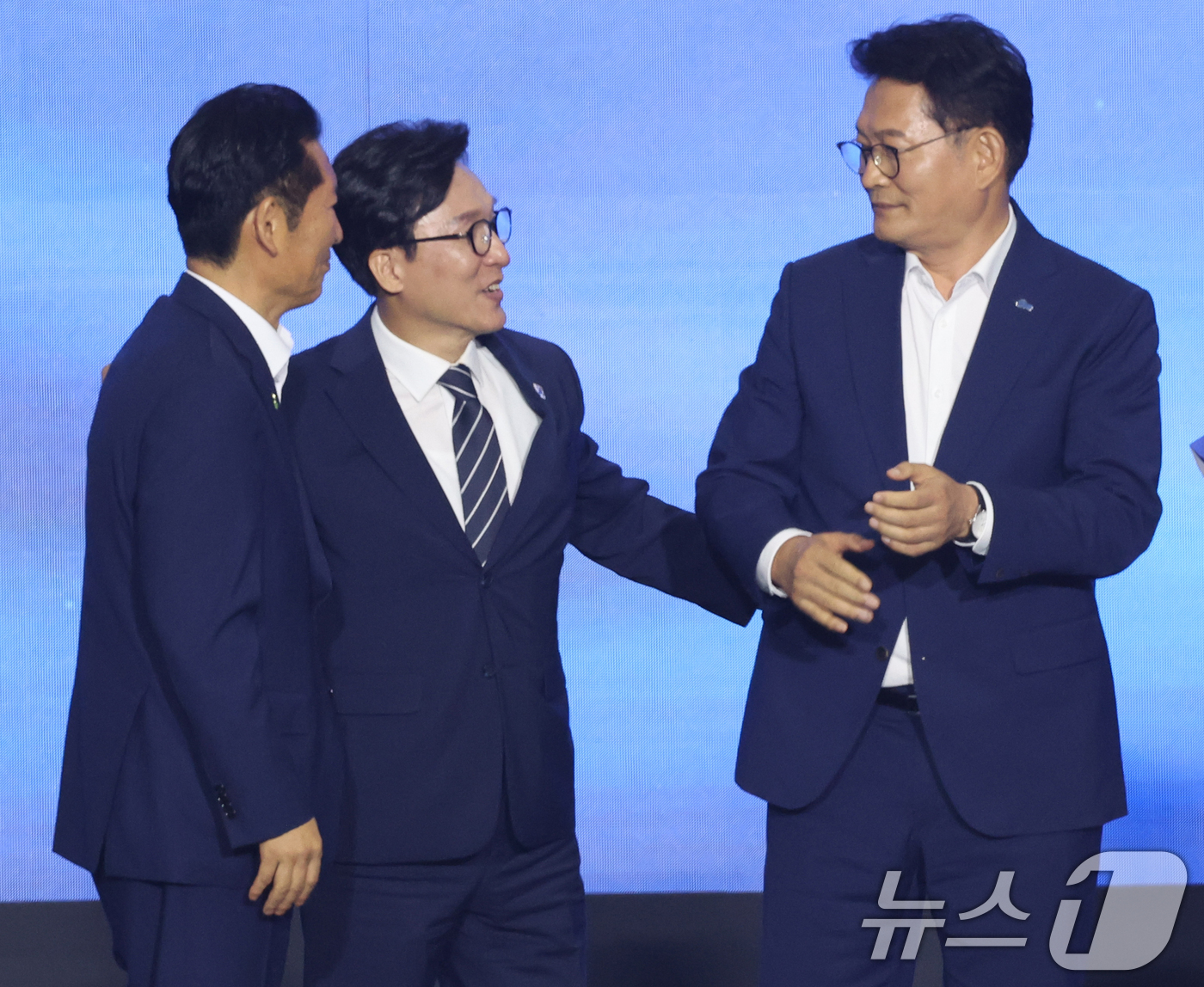 (대전=뉴스1) 황기선 기자 = 김민석 신임 더불어민주당 대표가 17일 오후 대전 유성구 DCC대전컨벤션센터에서 열린 '더불어민주당 제3차 정기전국당원대회'에서 정청래, 송영길 후 …