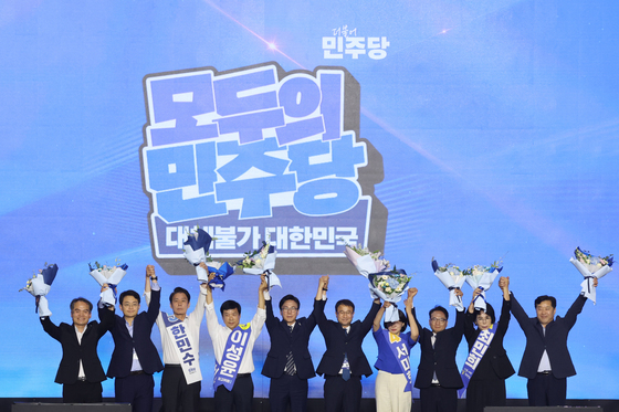 현지도부와 인사하는 '김민석호'