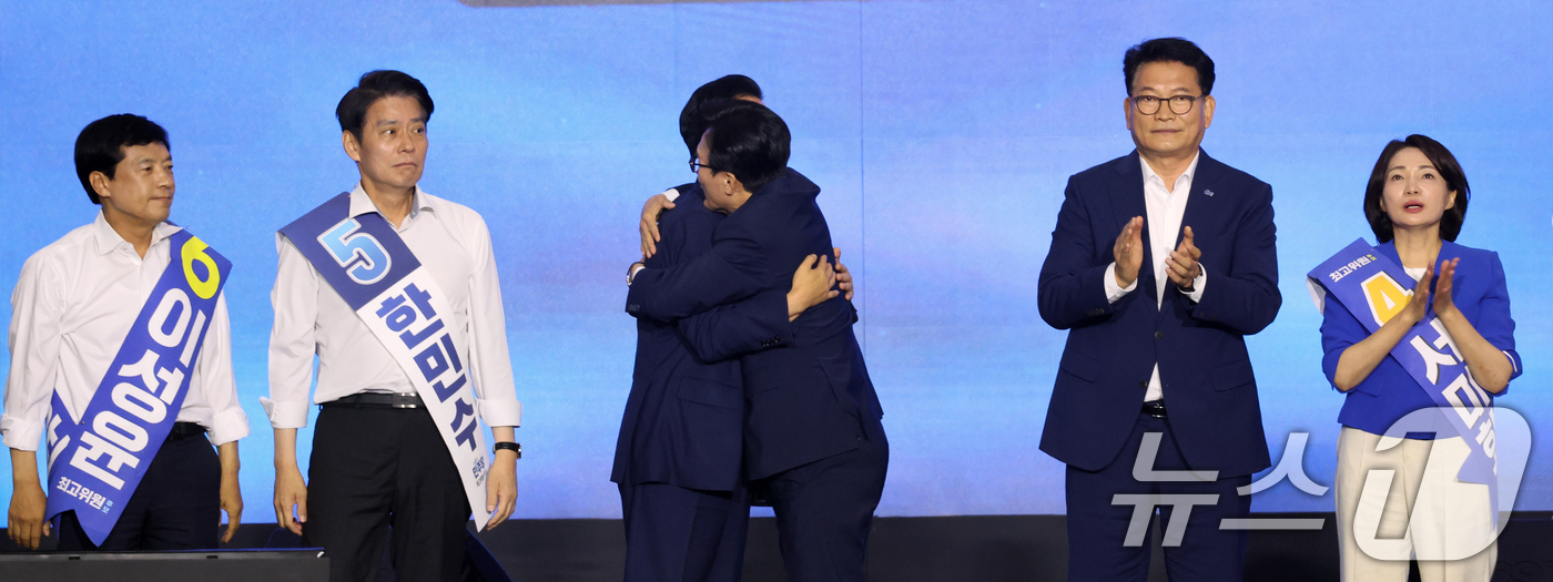 (대전=뉴스1) 황기선 기자 = 김민석 신임 더불어민주당 대표가 17일 오후 대전 유성구 DCC대전컨벤션센터에서 열린 '더불어민주당 제3차 정기전국당원대회'에서 정청래 후보와 포옹 …