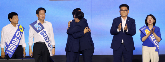 정청래 후보와 포옹하는 김민석 신임 당대표