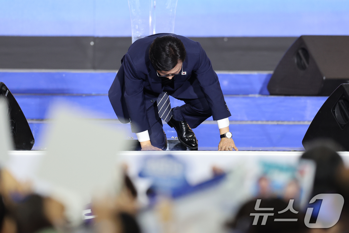 (대전=뉴스1) 황기선 기자 = 김민석 신임 더불어민주당 대표가 17일 오후 대전 유성구 DCC대전컨벤션센터에서 열린 '더불어민주당 제3차 정기전국당원대회'에서 수락연설을 마치고 …
