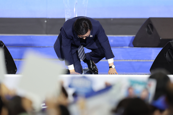 절하는 김민석 신임 당대표