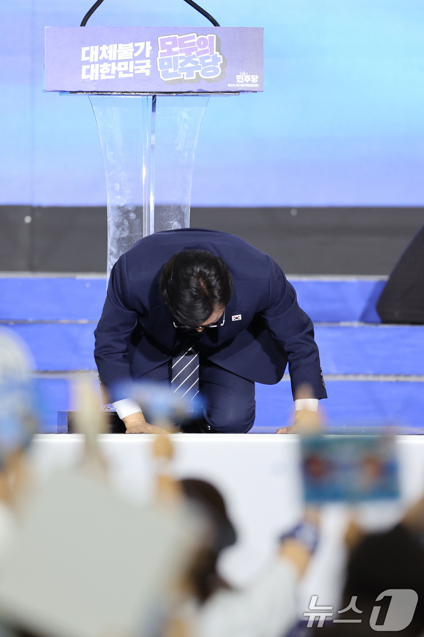 (대전=뉴스1) 황기선 기자 = 김민석 신임 더불어민주당 대표가 17일 오후 대전 유성구 DCC대전컨벤션센터에서 열린 '더불어민주당 제3차 정기전국당원대회'에서 수락연설을 마치고 …