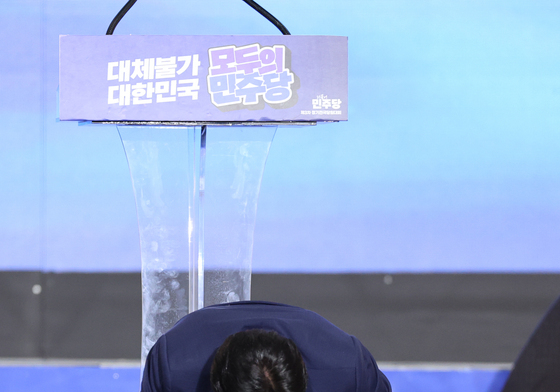 수락연설 마치고 절하는 김민석 신임 당대표