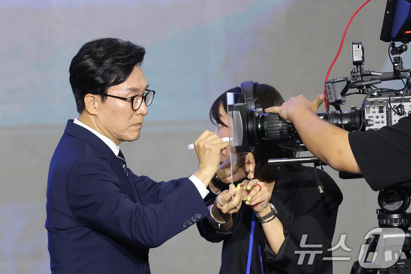 (대전=뉴스1) 황기선 기자 = 김민석 신임 더불어민주당 대표가 17일 오후 대전 유성구 DCC대전컨벤션센터에서 열린 '더불어민주당 제3차 정기전국당원대회'에서 중계카메라 아크릴에 …