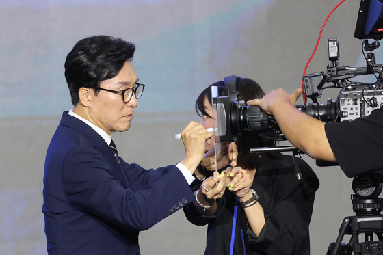 사인하는 김민석 신임 당대표