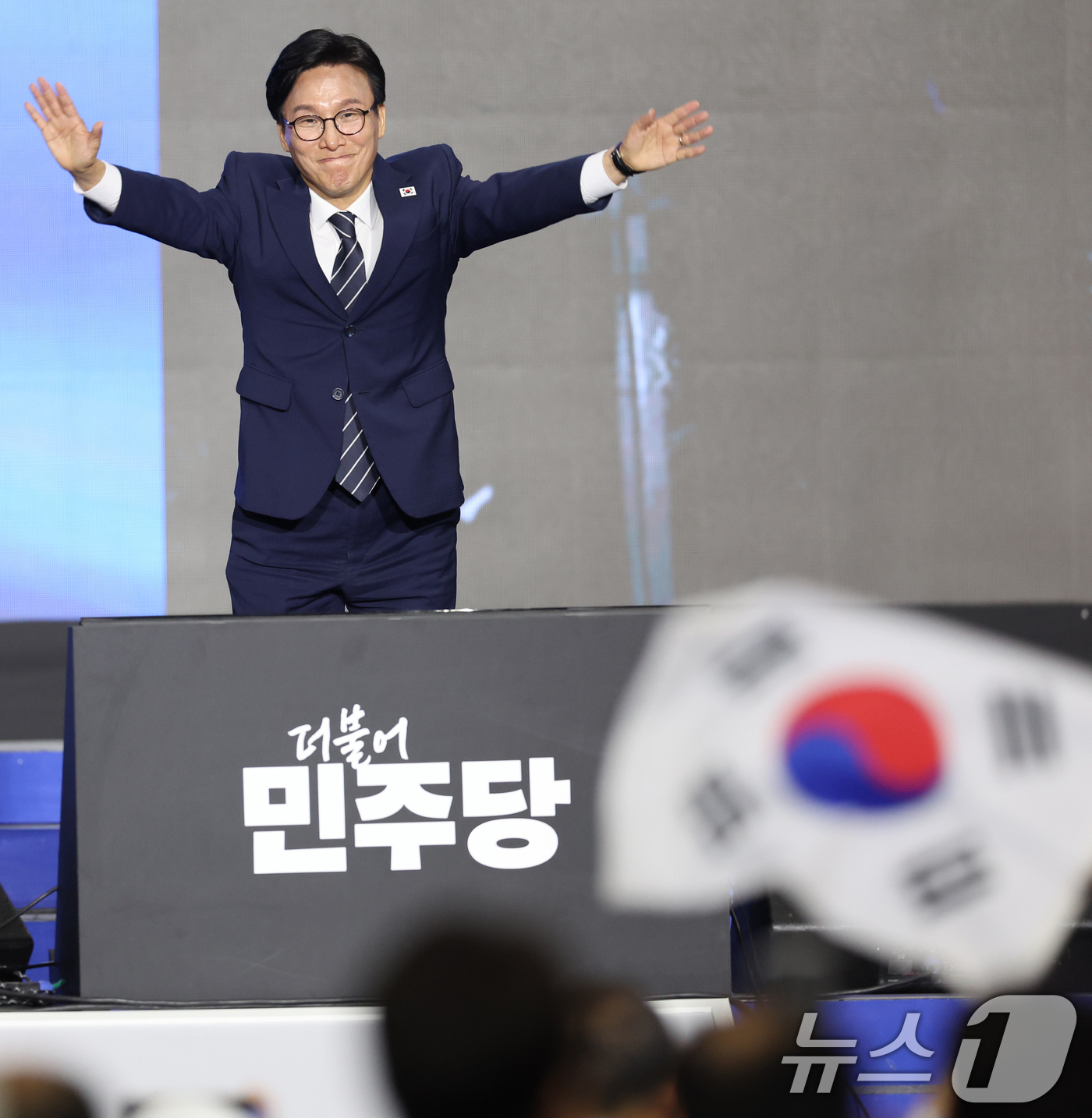 (대전=뉴스1) 황기선 기자 = 김민석 신임 더불어민주당 대표가 17일 오후 대전 유성구 DCC대전컨벤션센터에서 열린 '더불어민주당 제3차 정기전국당원대회'에서 수락연설을 마치고 …