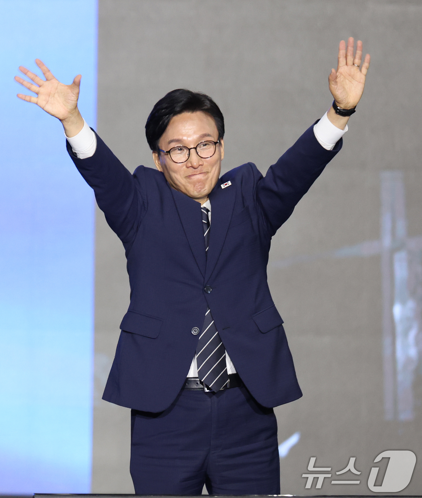 (대전=뉴스1) 황기선 기자 = 김민석 신임 더불어민주당 대표가 17일 오후 대전 유성구 DCC대전컨벤션센터에서 열린 '더불어민주당 제3차 정기전국당원대회'에서 수락연설을 마친 뒤 …