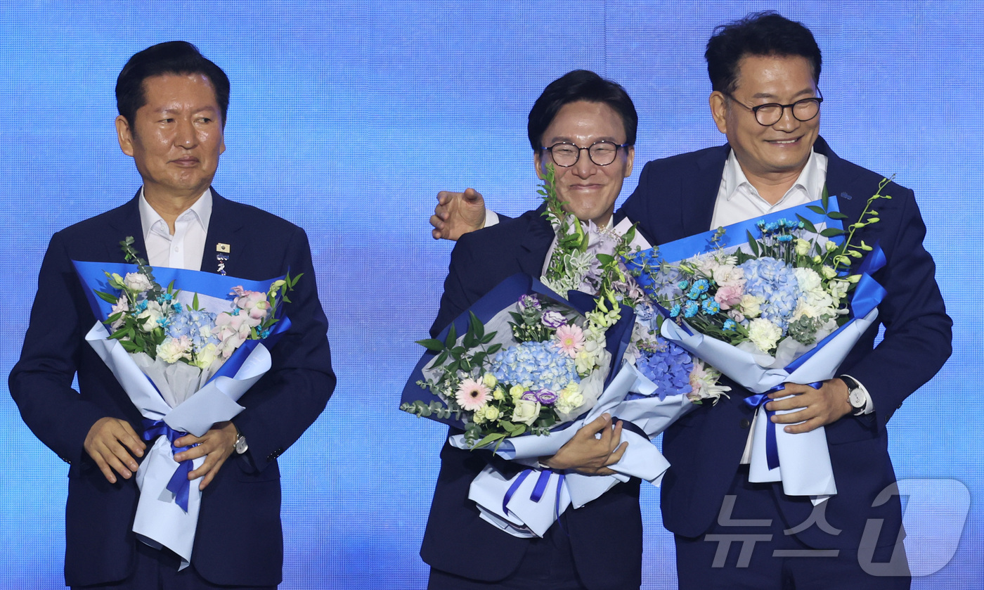 (대전=뉴스1) 황기선 기자 = 더불어민주당 김민석 신임 당대표가 17일 대전시 유성구 대전컨벤션센터에서 열린 더불어민주당 제3차 정기전국당원대회에서 송영길 후보의 축하를 받고 있 …