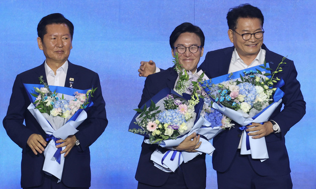 축하 받는 김민석
