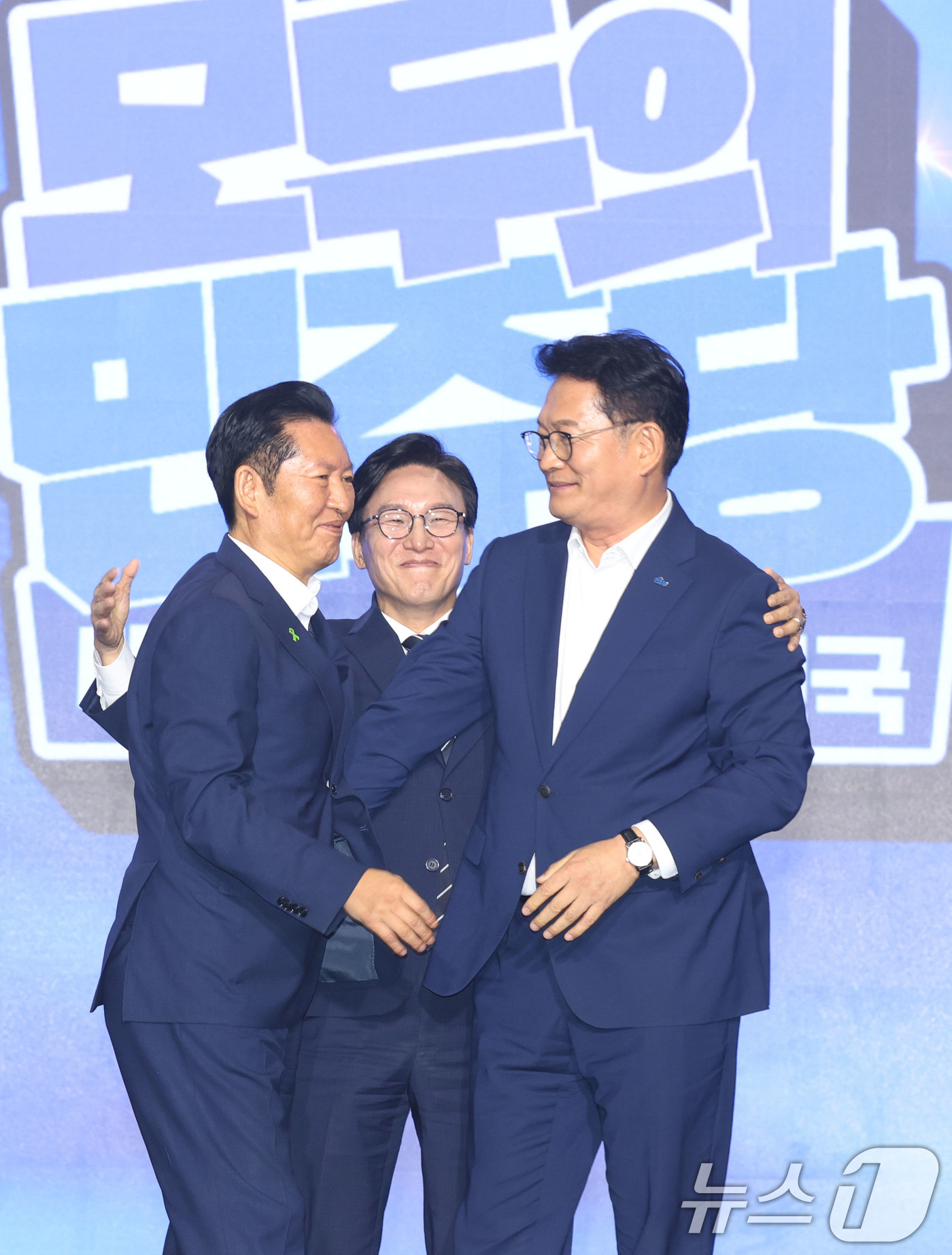 (대전=뉴스1) 황기선 기자 = 김민석 더불어민주당 신임 당대표가 17일 대전시 유성구 대전컨벤션센터에서 열린 더불어민주당 제3차 정기전국당원대회에서 정청래, 송영길 후보를 안아주 …