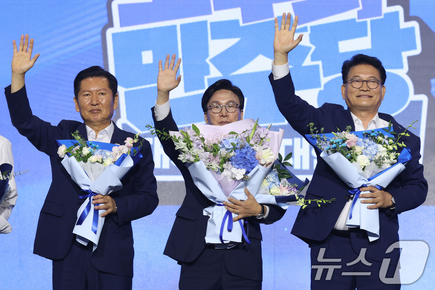 (대전=뉴스1) 황기선 기자 = 김민석 더불어민주당 신임 당대표가 17일 대전시 유성구 대전컨벤션센터에서 열린 더불어민주당 제3차 정기전국당원대회에서 정청래, 송영길 후보와 함께 …