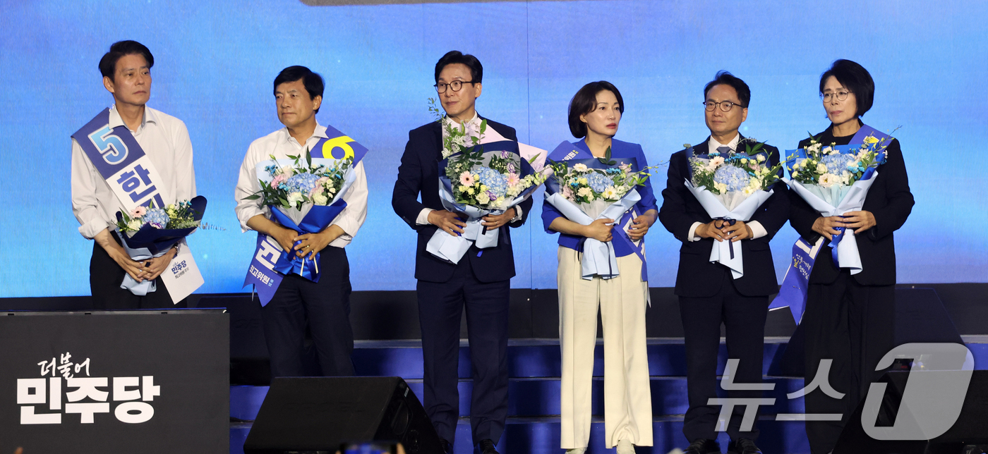 (대전=뉴스1) 황기선 기자 = 더불어민주당 김민석 신임 당대표와 최고위원들이 17일 오후 대전 유성구 DCC대전컨벤션센터에서 열린 '더불어민주당 제3차 정기전국당원대회'에서 꽃다 …