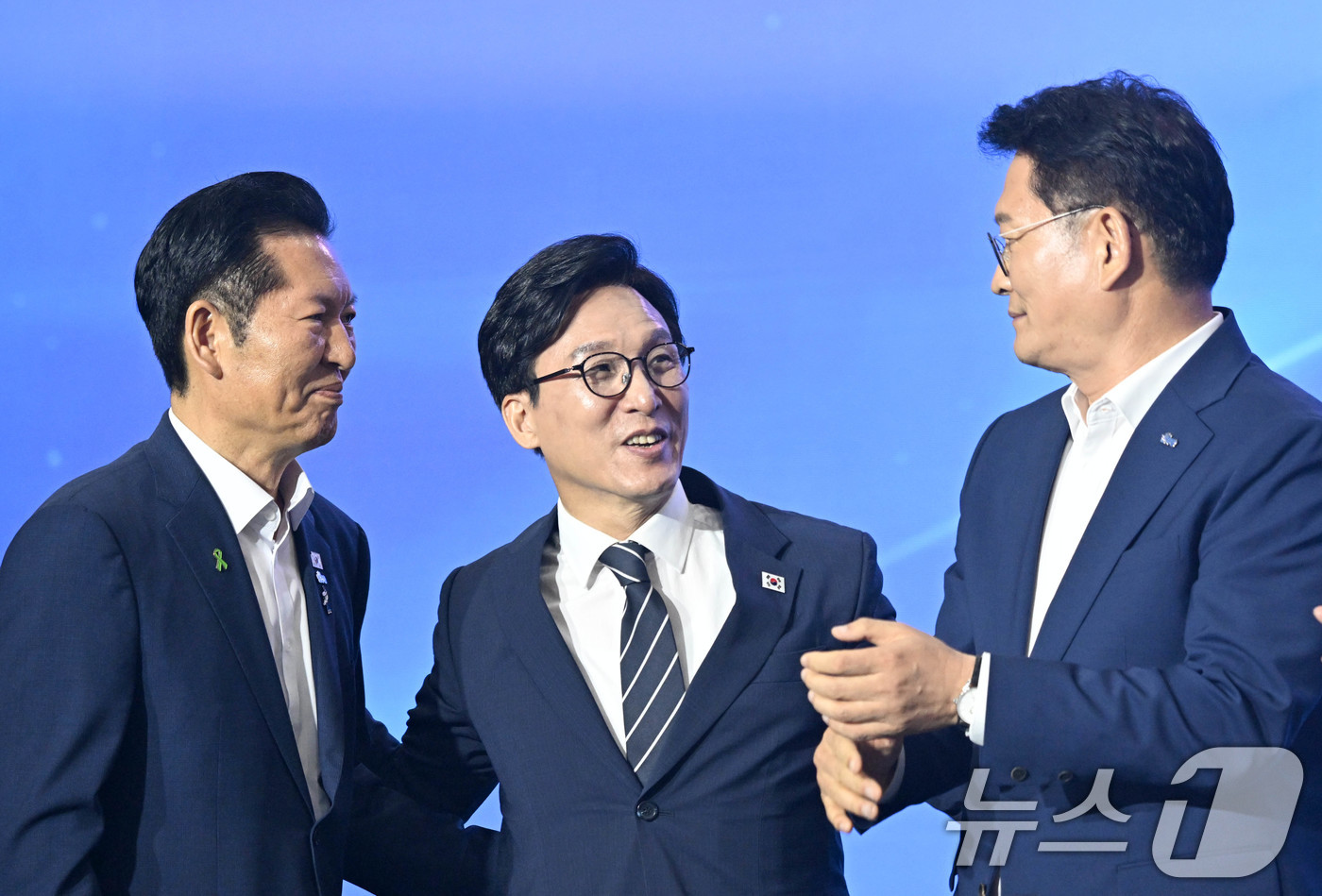 (대전=뉴스1) 황기선 기자 = 김민석 더불어민주당 신임 당대표가 17일 대전시 유성구 대전컨벤션센터에서 열린 더불어민주당 제3차 정기전국당원대회에서 정청래, 송영길 후보의 축하를 …
