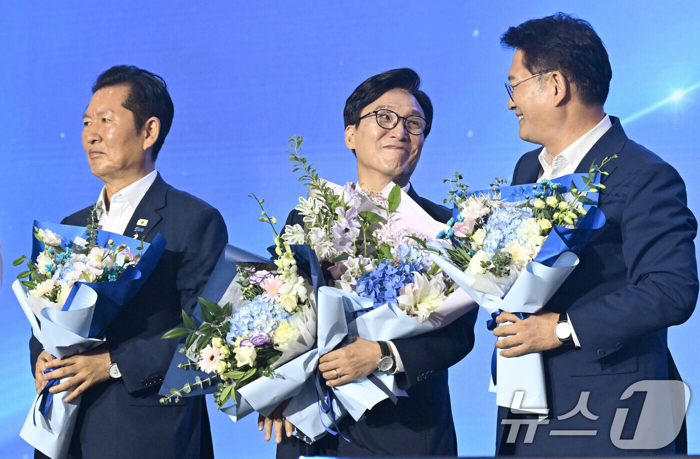 (대전=뉴스1) 황기선 기자 = 김민석 더불어민주당 신임 당대표가 17일 대전시 유성구 대전컨벤션센터에서 열린 더불어민주당 제3차 정기전국당원대회에서 정청래, 송영길 후보의 축하를 …