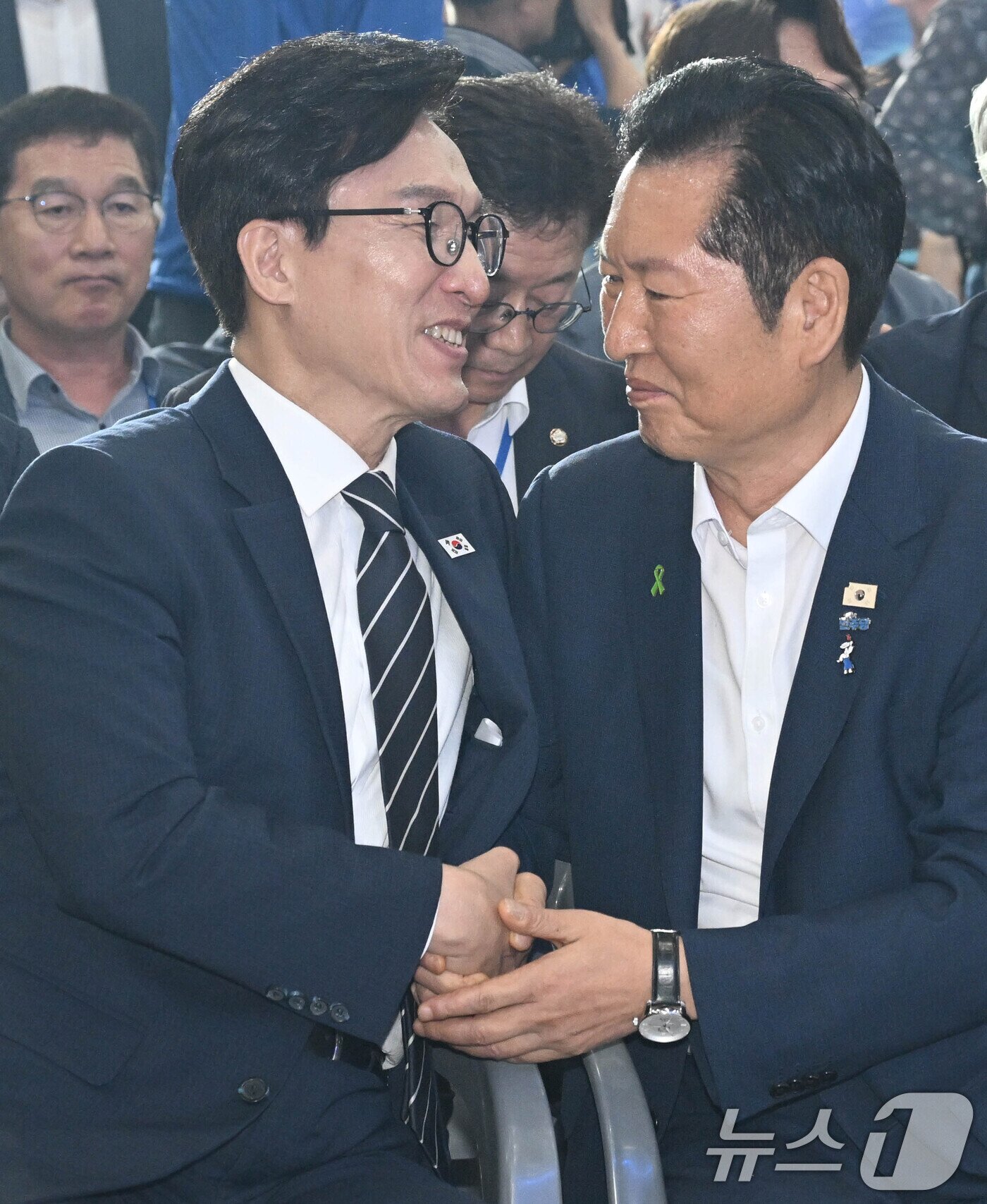 본문 이미지 - 김민석 더불어민주당 신임 당대표가 17일 대전시 유성구 대전컨벤션센터에서 열린 더불어민주당 제3차 정기전국당원대회에서 정청래 후보의 축하를 받고 있다. (공동취재) 2026.8.17 ⓒ 뉴스1 황기선 기자