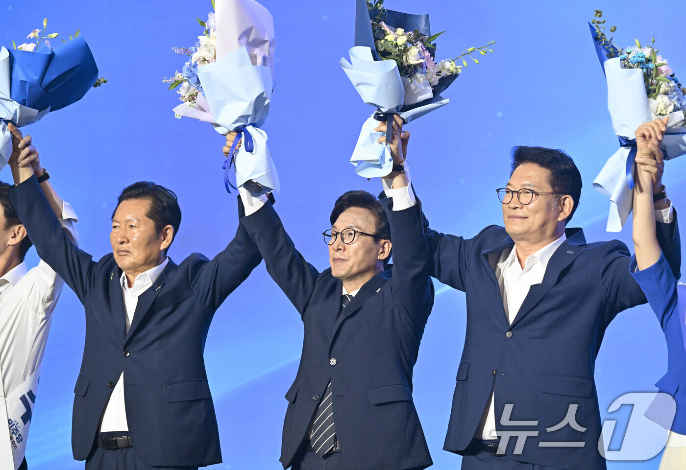 (대전=뉴스1) 황기선 기자 = 김민석 더불어민주당 신임 대표가 17일 대전 컨벤션센터에서 열린 제3회 더불어민주당 정기 전국당원대회에서 당 대표 당선이 확정되자 정청래, 송영길 …