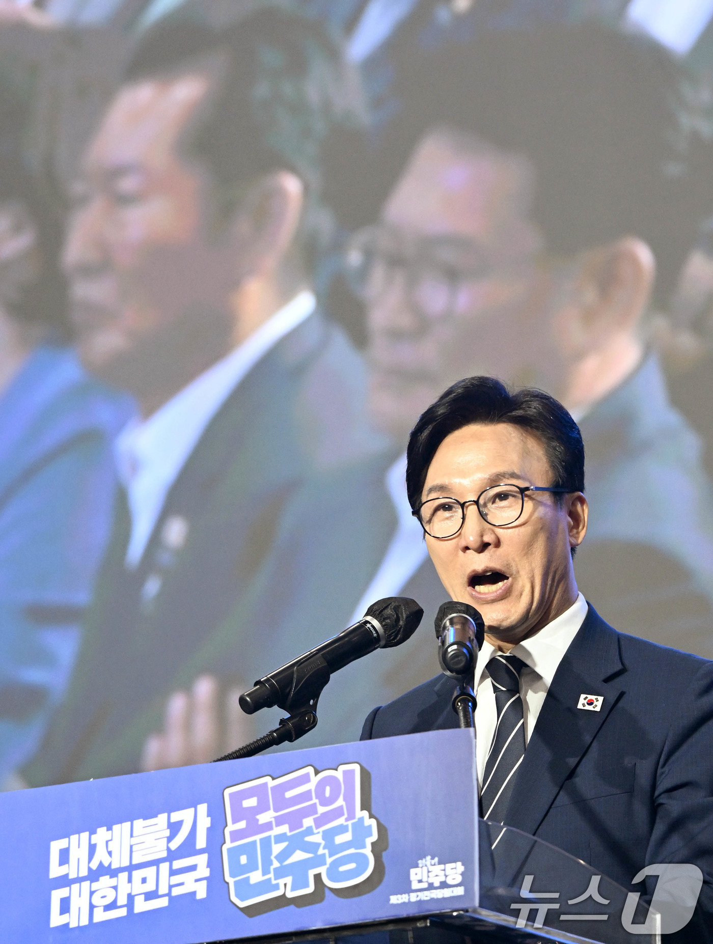 (대전=뉴스1) 황기선 기자 = 김민석 더불어민주당 신임 당대표가 17일 대전 컨벤션센터에서 열린 제3회 더불어민주당 정기 전국당원대회에서 당 대표로 선출된 뒤 수락연설을 하고 있 …