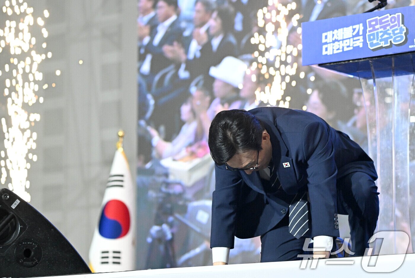 본문 이미지 - 김민석 더불어민주당 신임 당대표가 17일 대전 컨벤션센터에서 열린 제3회 더불어민주당 정기 전국당원대회에서 당 대표로 선출된 뒤 큰절을 하고 있다. (공동취재) 2026.8.17 ⓒ 뉴스1 황기선 기자