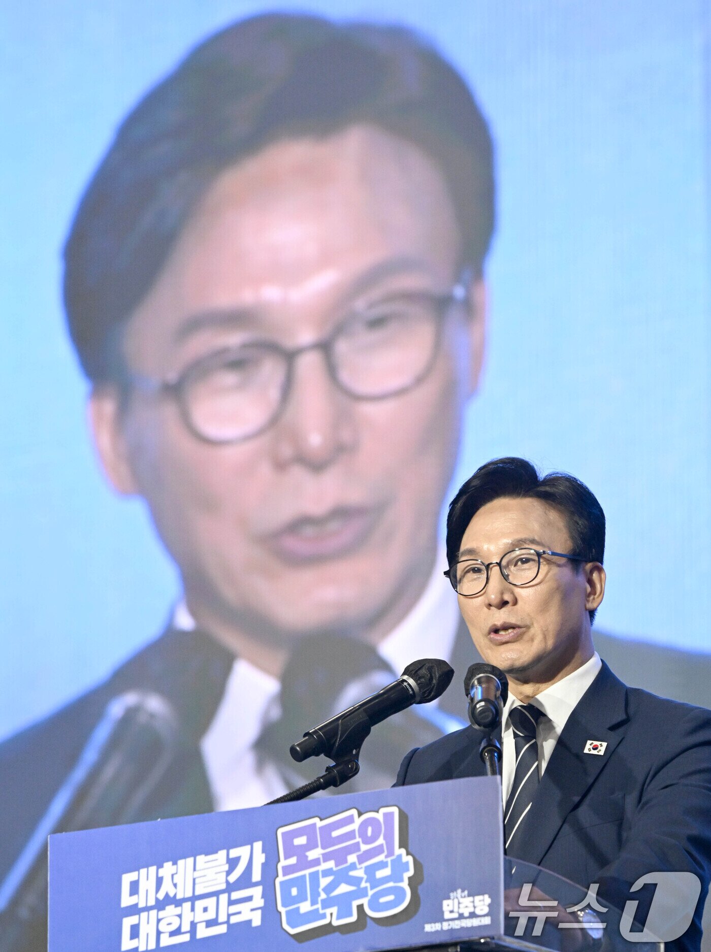 본문 이미지 - 김민석 더불어민주당 신임 당대표가 17일 대전 컨벤션센터에서 열린 제3회 더불어민주당 정기 전국당원대회에서 당 대표로 선출된 뒤 수락연설을 하고 있다. (공동취재) 2026.8.17 ⓒ 뉴스1 황기선 기자