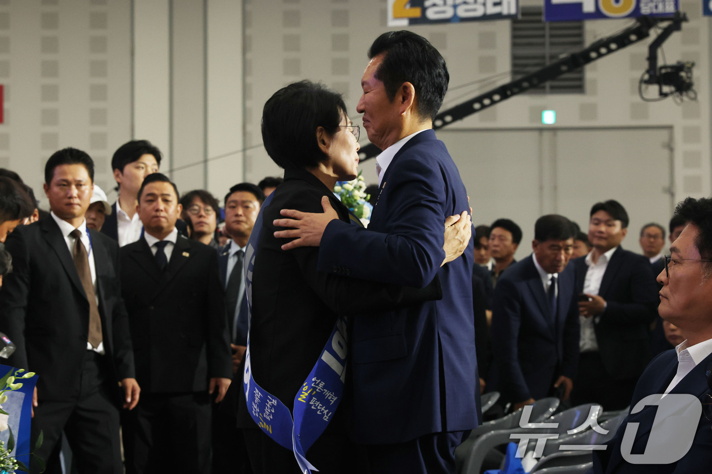 (대전=뉴스1) 황기선 기자 = 정청래 더불어민주당 대표 후보자가 17일 대전시 유성구 대전컨벤션센터(DCC) 제2전시장에서 열린 '더불어민주당, 제3차 정기전국당원대회'에서 낙선 …