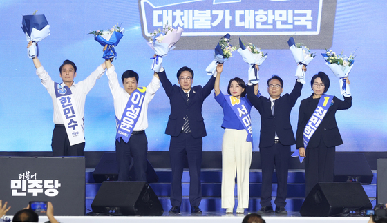 김민석 신임 당대표, 새 지도부와 손 번쩍