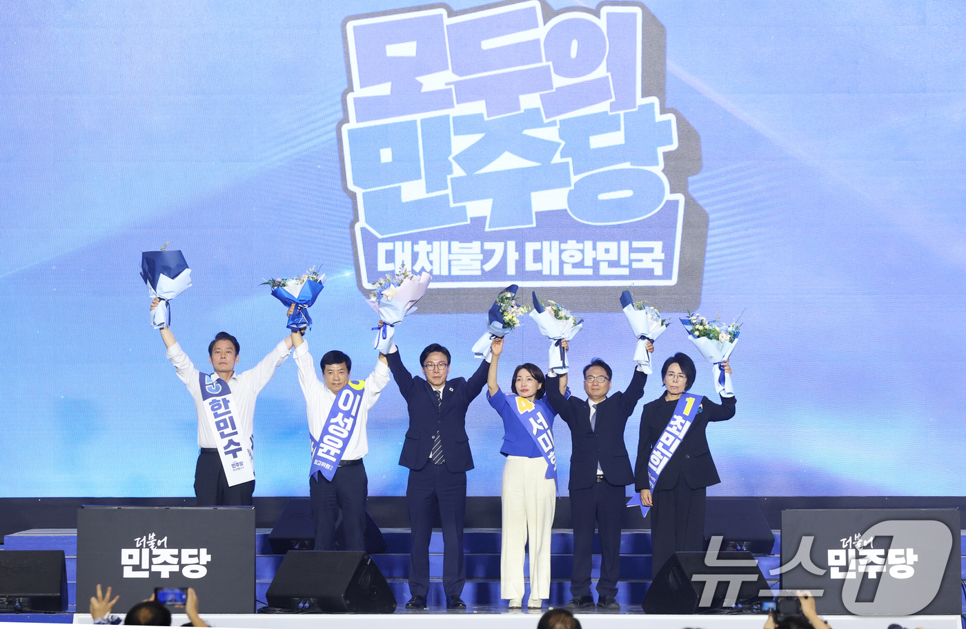 (대전=뉴스1) 황기선 기자 = 김민석 더불어민주당 신임 대표가 17일 대전 유성구 대전컨벤션센터(DCC) 제2전시장에서 열린 제3차 정기전국당원대회에서 신임 지도부와 함께 기념촬 …