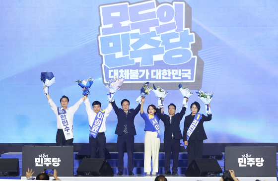 김민석 신임 당대표, 신임 최고위원들과 함께