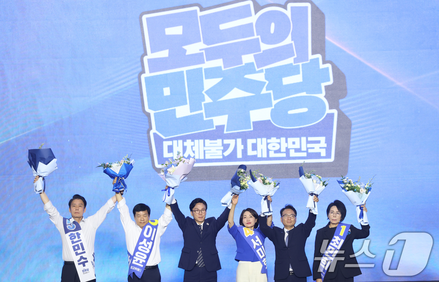 (대전=뉴스1) 황기선 기자 = 김민석 더불어민주당 신임 대표가 17일 대전 유성구 대전컨벤션센터(DCC) 제2전시장에서 열린 제3차 정기전국당원대회에서 신임 지도부와 함께 기념촬 …