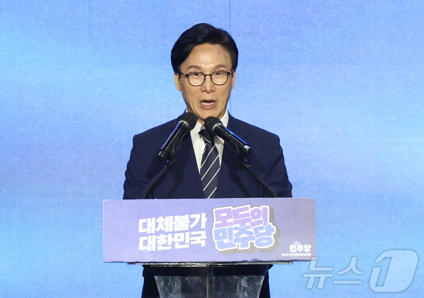 (대전=뉴스1) 황기선 기자 = 김민석 더불어민주당 신임 대표가 17일 대전 유성구 대전컨벤션센터(DCC) 제2전시장에서 열린 제3차 정기전국당원대회에서 당대표 수락연설을 하고 있 …