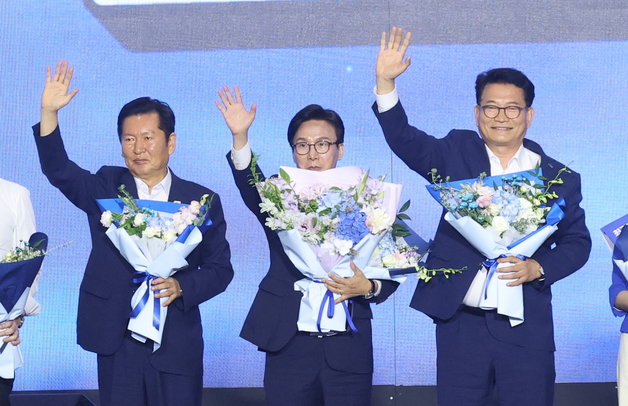 당원들에게 손 흔드는 김민석