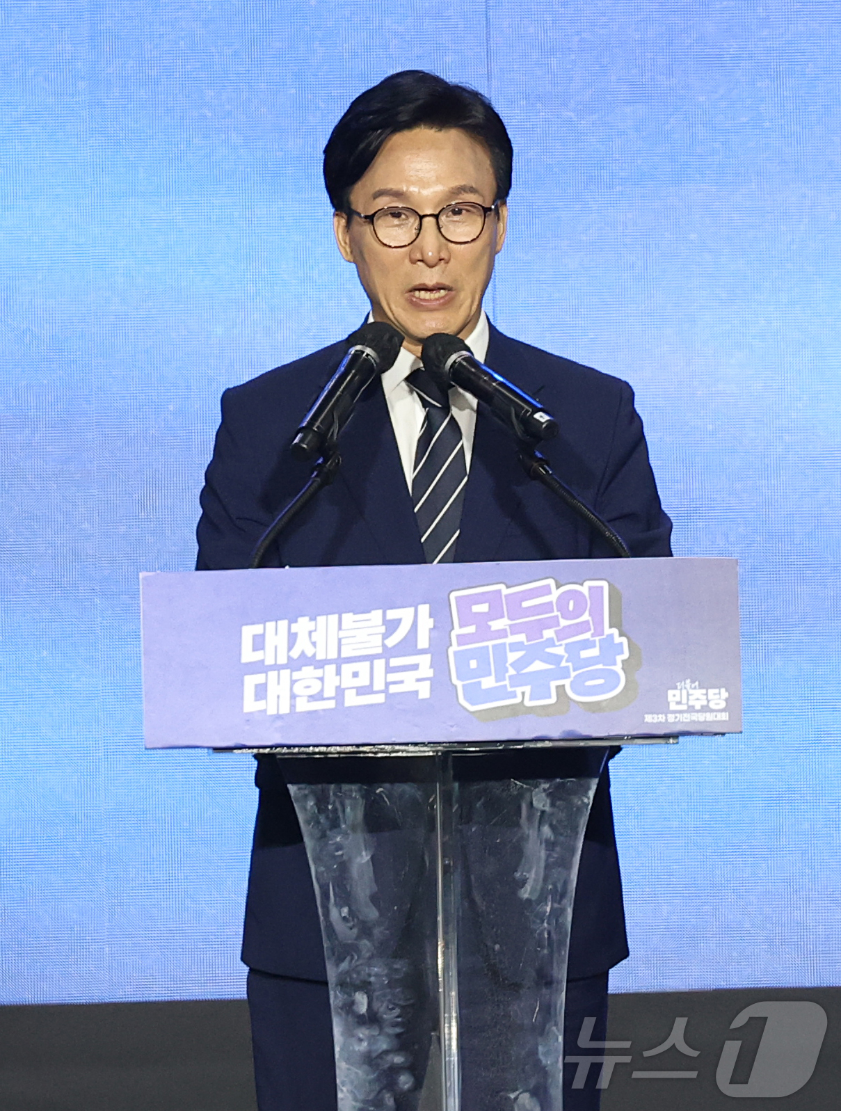 (대전=뉴스1) 황기선 기자 = 김민석 더불어민주당 신임 대표가 17일 대전 유성구 대전컨벤션센터(DCC) 제2전시장에서 열린 제3차 정기전국당원대회에서 당대표 수락 연설을 하고 …