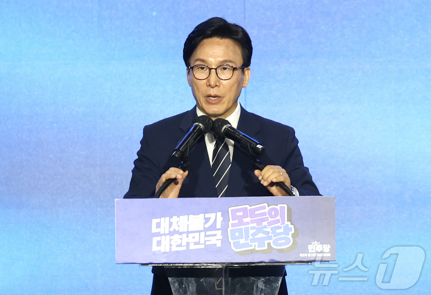 (대전=뉴스1) 황기선 기자 = 김민석 더불어민주당 신임 대표가 17일 대전 유성구 대전컨벤션센터(DCC) 제2전시장에서 열린 제3차 정기전국당원대회에서 당대표 수락 연설을 하고 …
