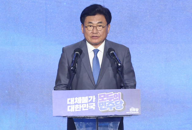 당선자 발표하는 소병훈 민주당 선거관리위원장