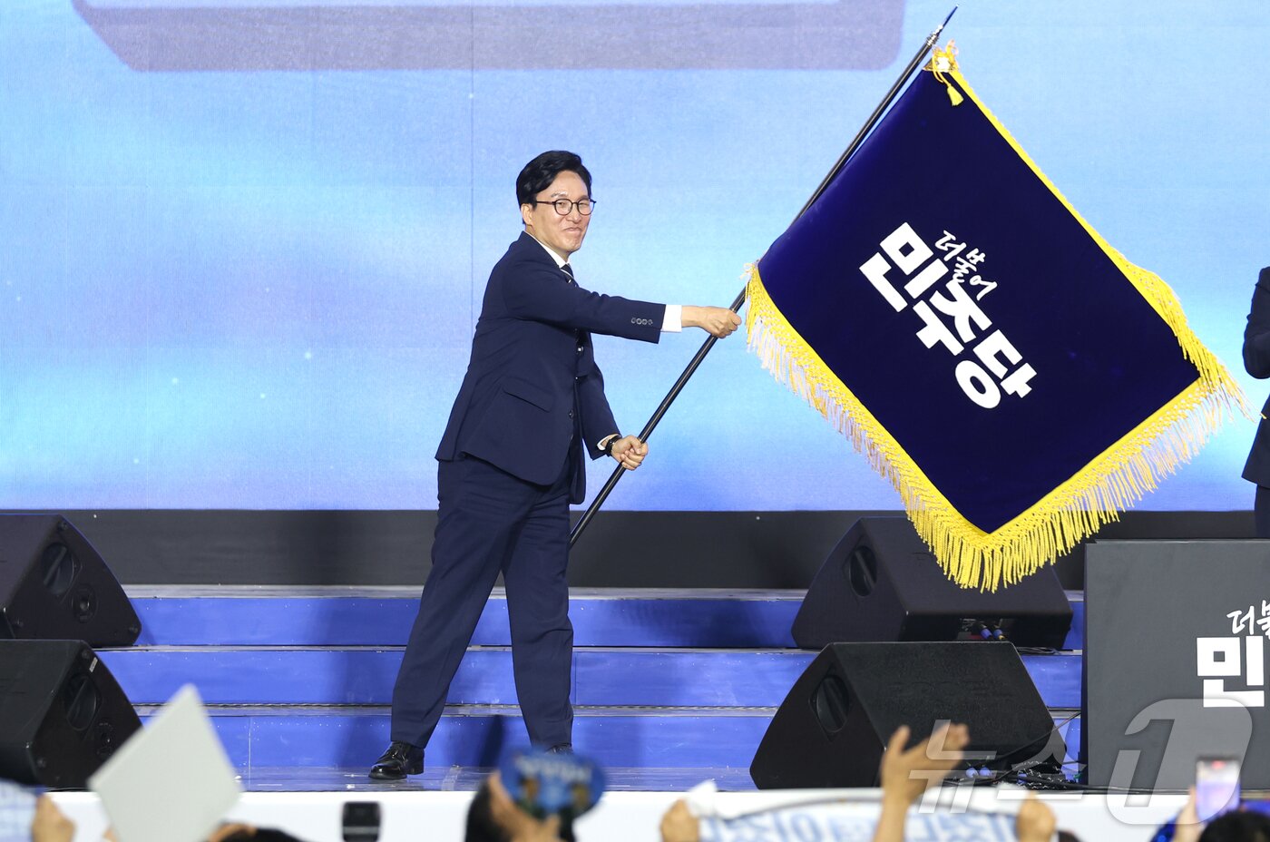 본문 이미지 - 김민석 더불어민주당 신임 대표가 지난달 17일 대전 유성구 대전컨벤션센터(DCC) 제2전시장에서 열린 제3차 정기전국당원대회에서 당기를 흔들고 있다. (공동취재) 2026.8.17 ⓒ 뉴스1 황기선 기자