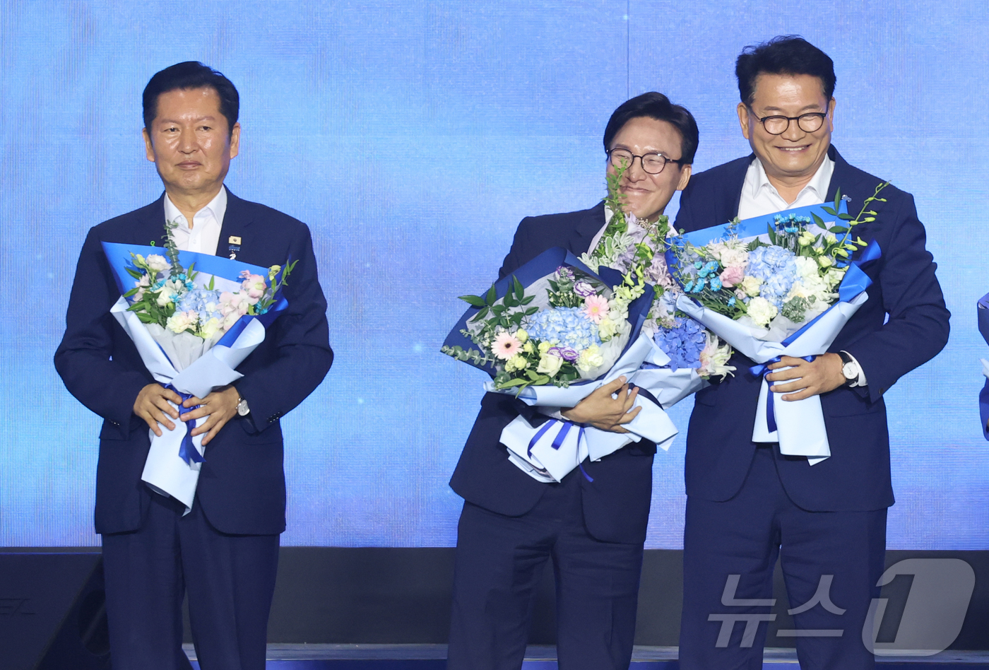 (대전=뉴스1) 황기선 기자 = 김민석 더불어민주당 신임 대표가 17일 대전 유성구 대전컨벤션센터(DCC) 제2전시장에서 열린 제3차 정기전국당원대회에서 정청래, 송영길 후보와 꽃 …