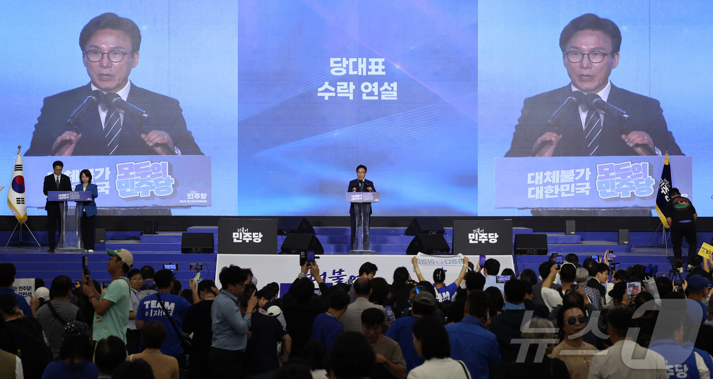 (대전=뉴스1) 황기선 기자 = 더불어민주당 김민석 신임 당대표가 17일 대전시 유성구 대전컨벤션센터에서 열린 더불어민주당 제3차 정기전국당원대회에서 당대표 수락 연설을 하고 있다 …
