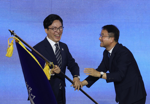 당기 받는 김민석