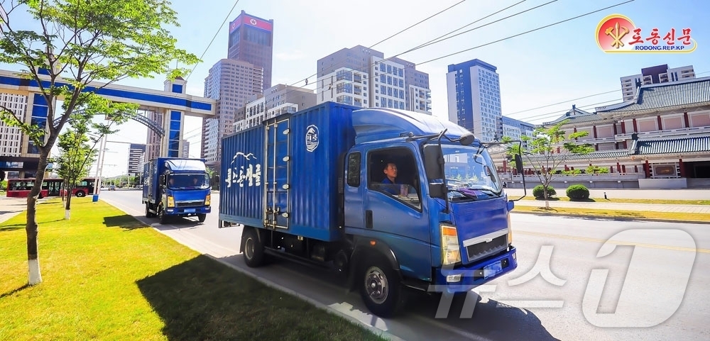 (평양 노동신문=뉴스1) = 북한 노동당 기관지 노동신문은 18일 룡악산샘물공장의 샘물운반용 자동차들이 공급지들로 기운차게 달리고 있다고 보도했다.  [국내에서만 사용가능. 재배포 …