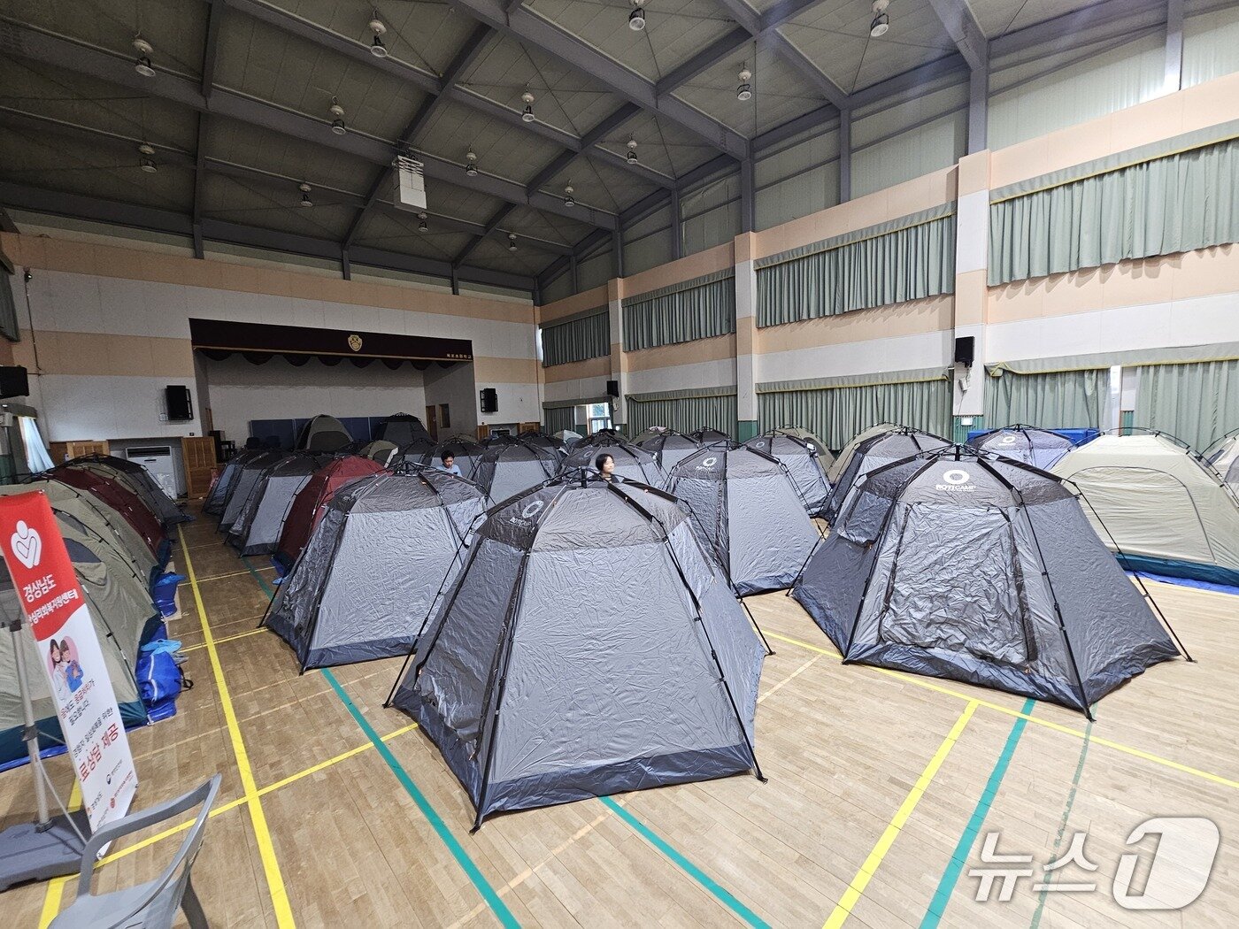 본문 이미지 - 거제 옥포초등학교에 산사태 피해 아파트와 인근 아파트 주민들의 대피소가 마련됐다. 2026.8.18/뉴스1 한송학기자