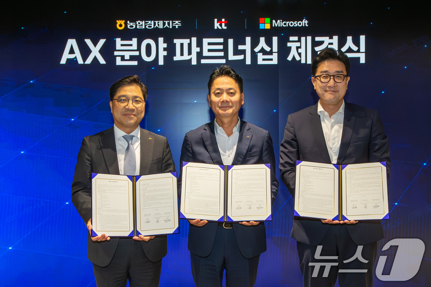 (서울=뉴스1) = KT가 농협경제지주, 한국마이크로소프트와 AI·클라우드 기반 유통 AX 혁신을 위해 협력한다고 18일 밝혔다.유통·e커머스 분야 신규 AX 사업기회 공동 발굴, …