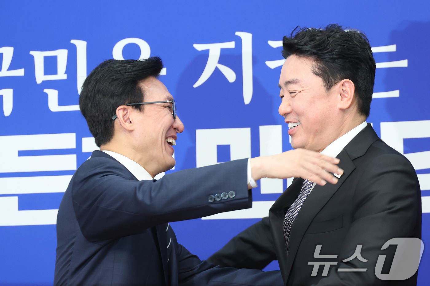 (서울=뉴스1) 신웅수 기자 = 김민석 더불어민주당 대표가 18일 서울 여의도 국회를 찾은 강훈식 대통령 비서실장을 접견하며 포옹하고 있다. 2026.8.18/뉴스1